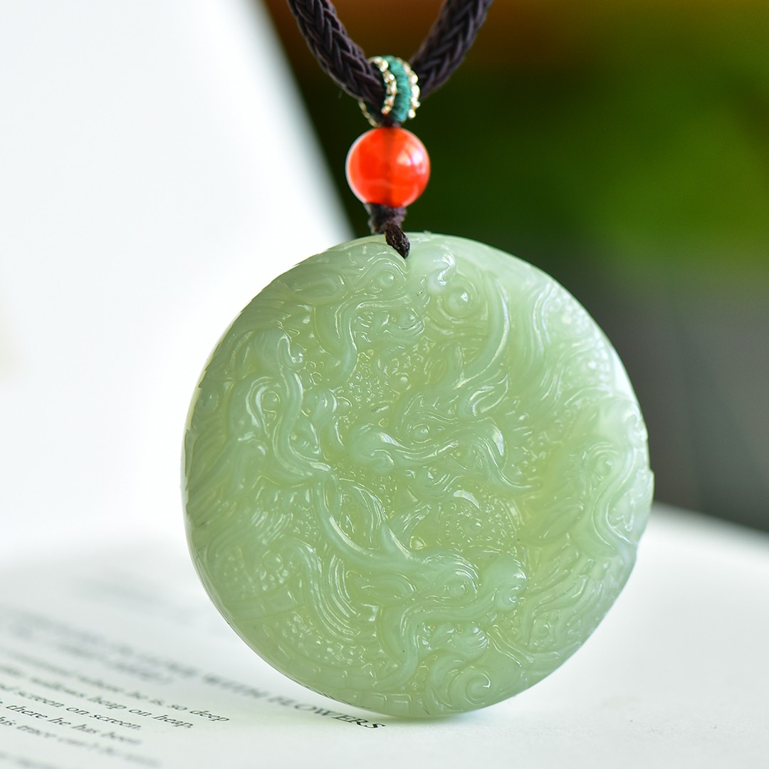 Fine Jewelry & Watches Photos - Collier avec pendentif Dragon en pierre