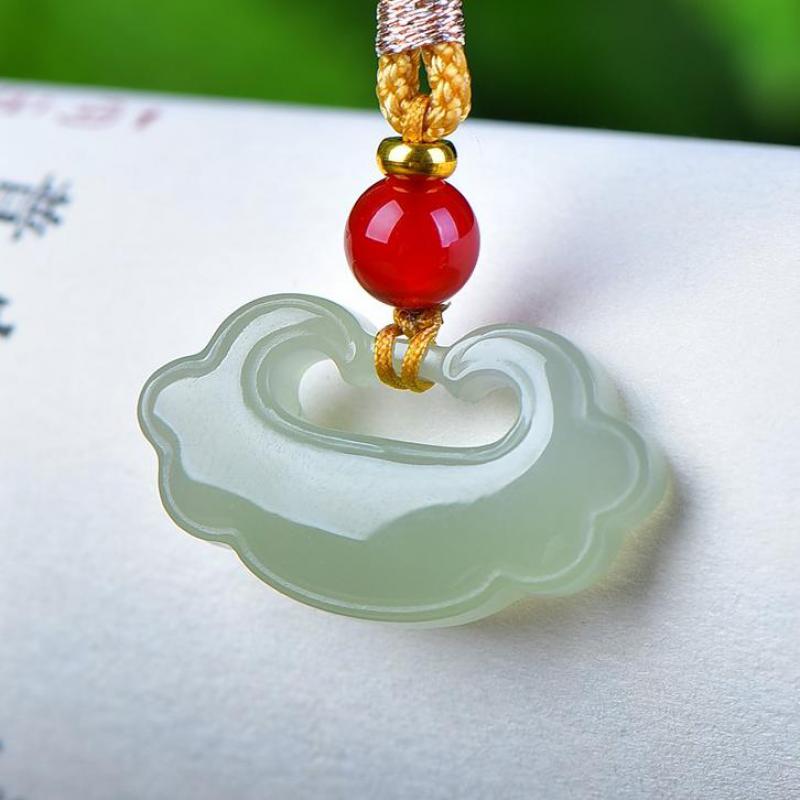 Fine Jewelry & Watches Photos - Collier pendentif en pierre de néphrite